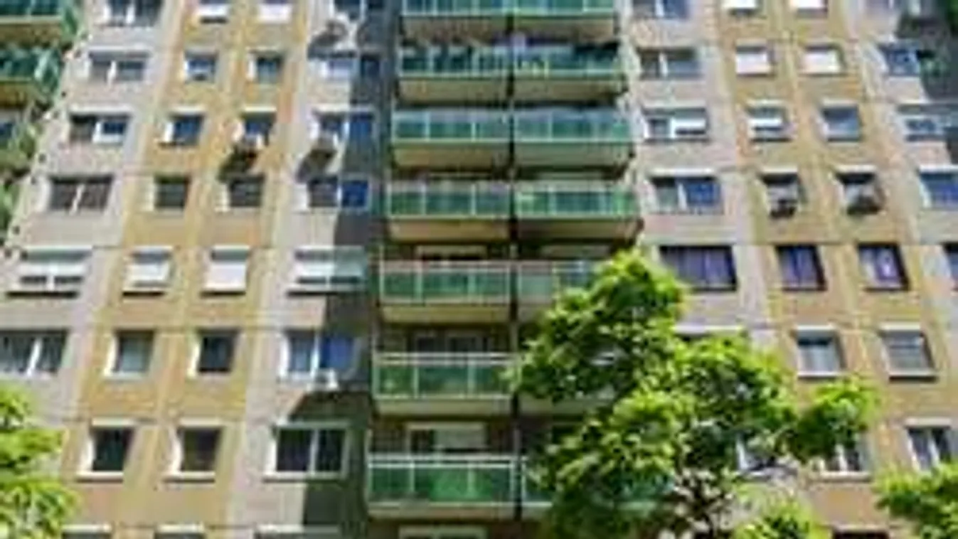 Tragédia rendőri akció közben: szörnyethalt a hatodikról kiugró férfi