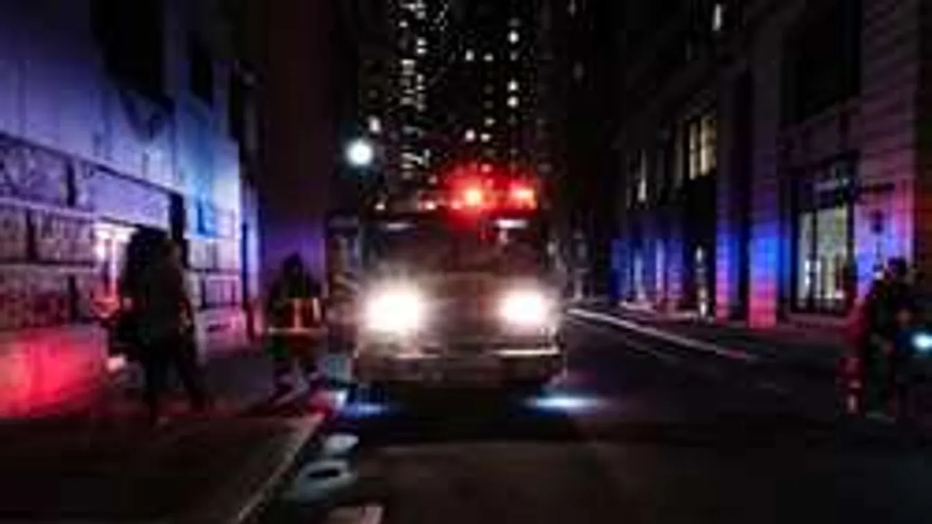 Ököllel támadt a mentősökre a Karolina úton egy motoros férfi