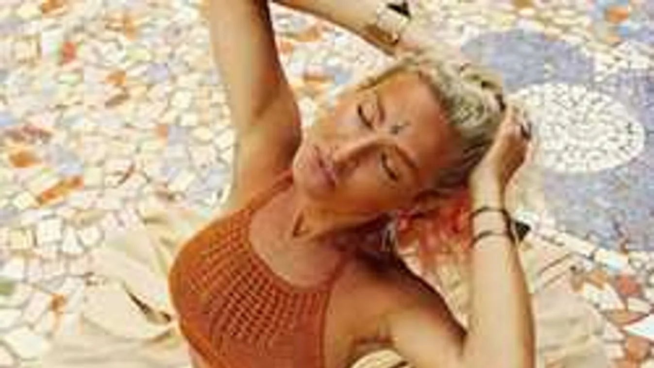 Nudizáson kapták a gyönyörű svéd modellt!