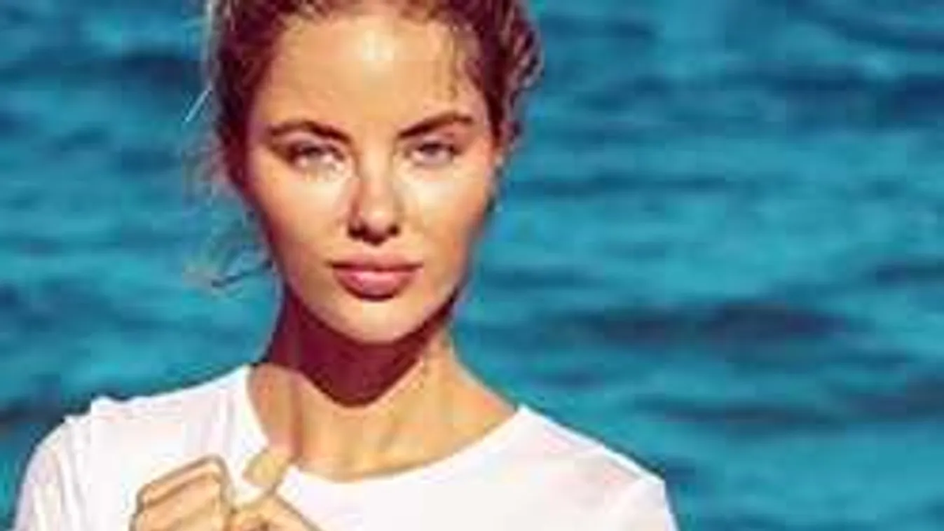 Maga a megtestesült ártatlanság a fiatal modell, ahogy pucéran strandol!