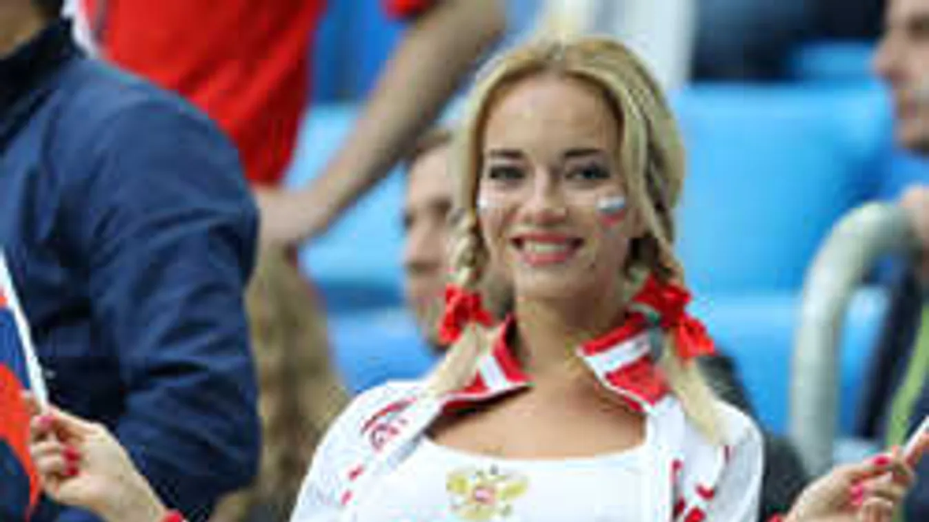 Pornós a lelátón, ő a vb egyik legdögösebb szurkolója