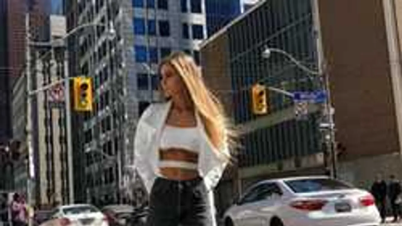 Nyaralás közben meztelenkedett a fiatal modell, le is fotózta valaki!