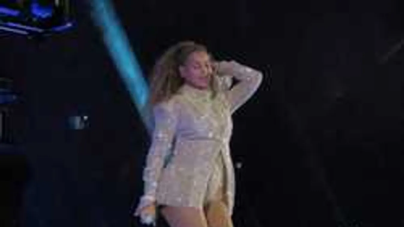 A színpadon buktatta le magát, újra babát vár a 36 éves sztáranyuka?