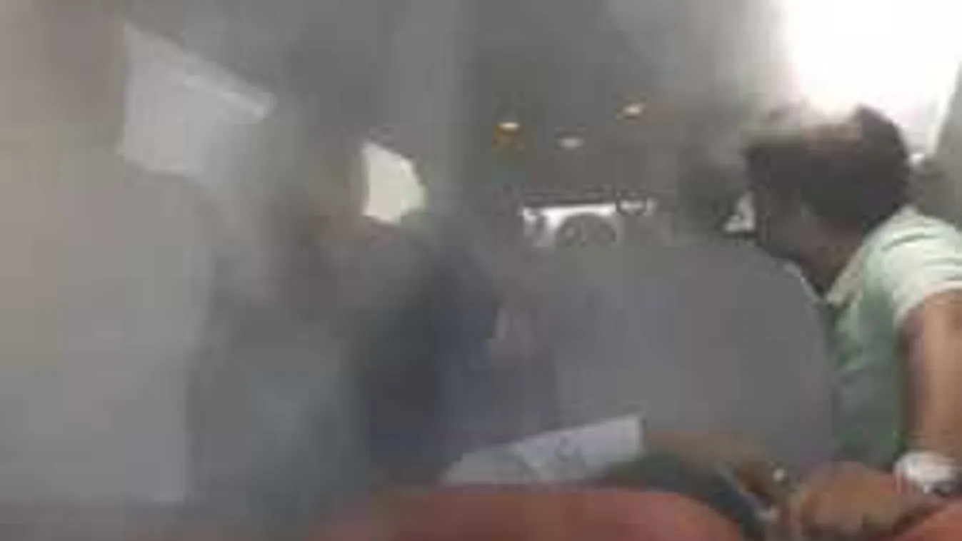 Pánik a repülőn, átláthatatlan köd lepte el a fedélzetet