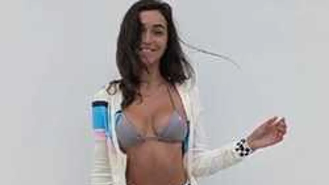 Nudizás közben fotózták le a fiatal modellt a strandon!