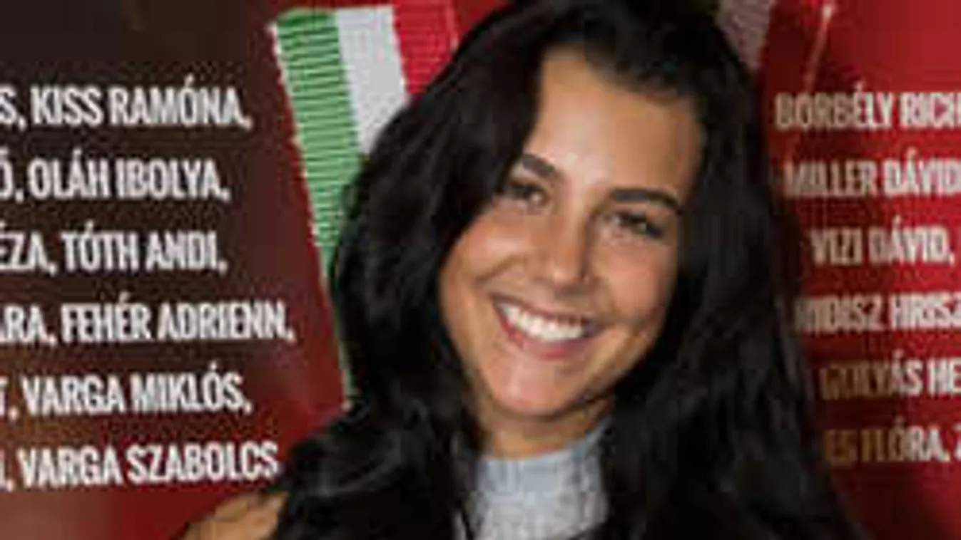 Vadító fotó: durván kivágott felsőben flangál Berlinben Tóth Andi