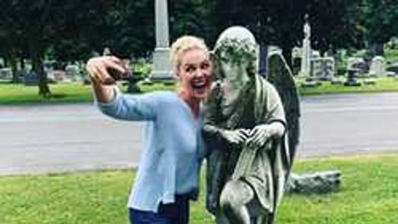 Botrányos, mit művelt a színésznő a sírokon