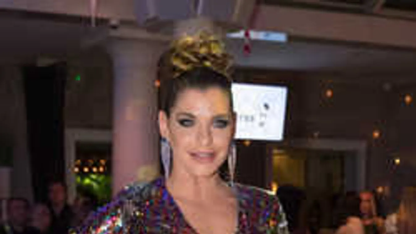 Kínos, bugyiban fotózták le a magyar sztárénekesnőt: minden látszik