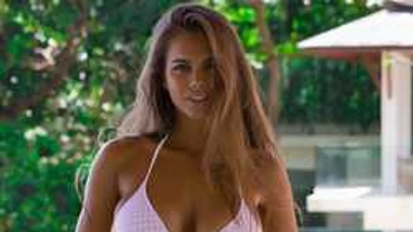 Izgató fotók, rányitottak a zuhanyzóban meztelenül pancsoló álomnőre