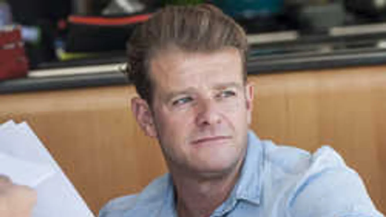 Micsoda fotó, bombanővel pózolt Kamarás Iván