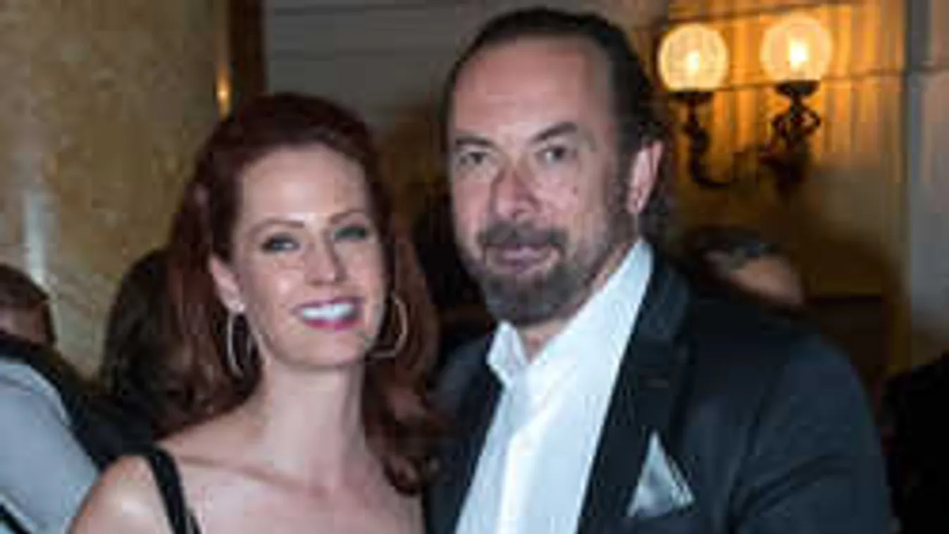 Mi történt? Barna szépséggel bulizott Dobó Kata szerelme