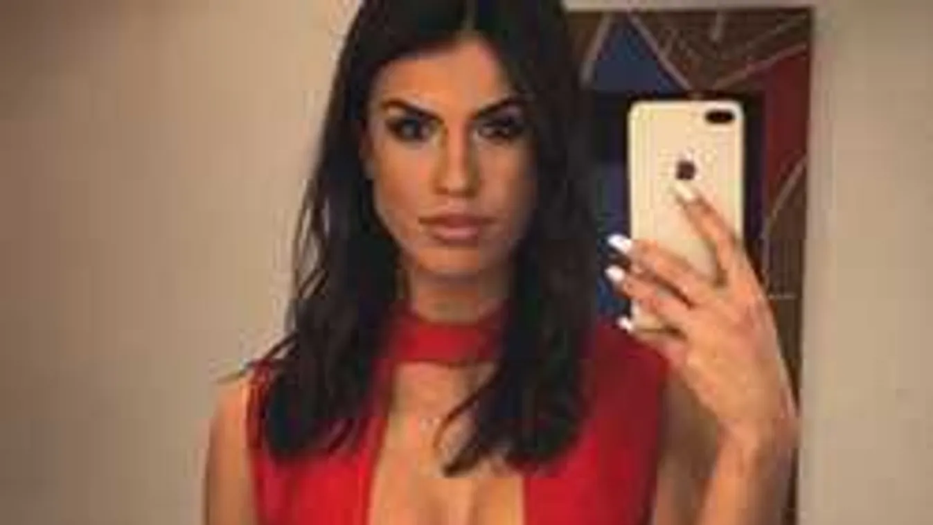 Mindenét megmutatja, levetkőzött a nagymellű valóságshow-s bombázó