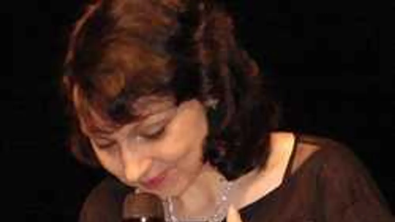 Életmentő műtétje után újra színpadon a magyar énekesnő