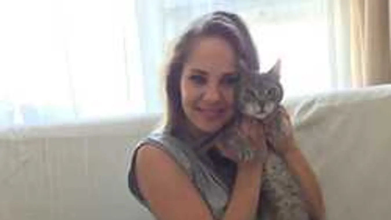 Felfújta a szél a magyar sztár ruháját, kivillant alóla formás feneke