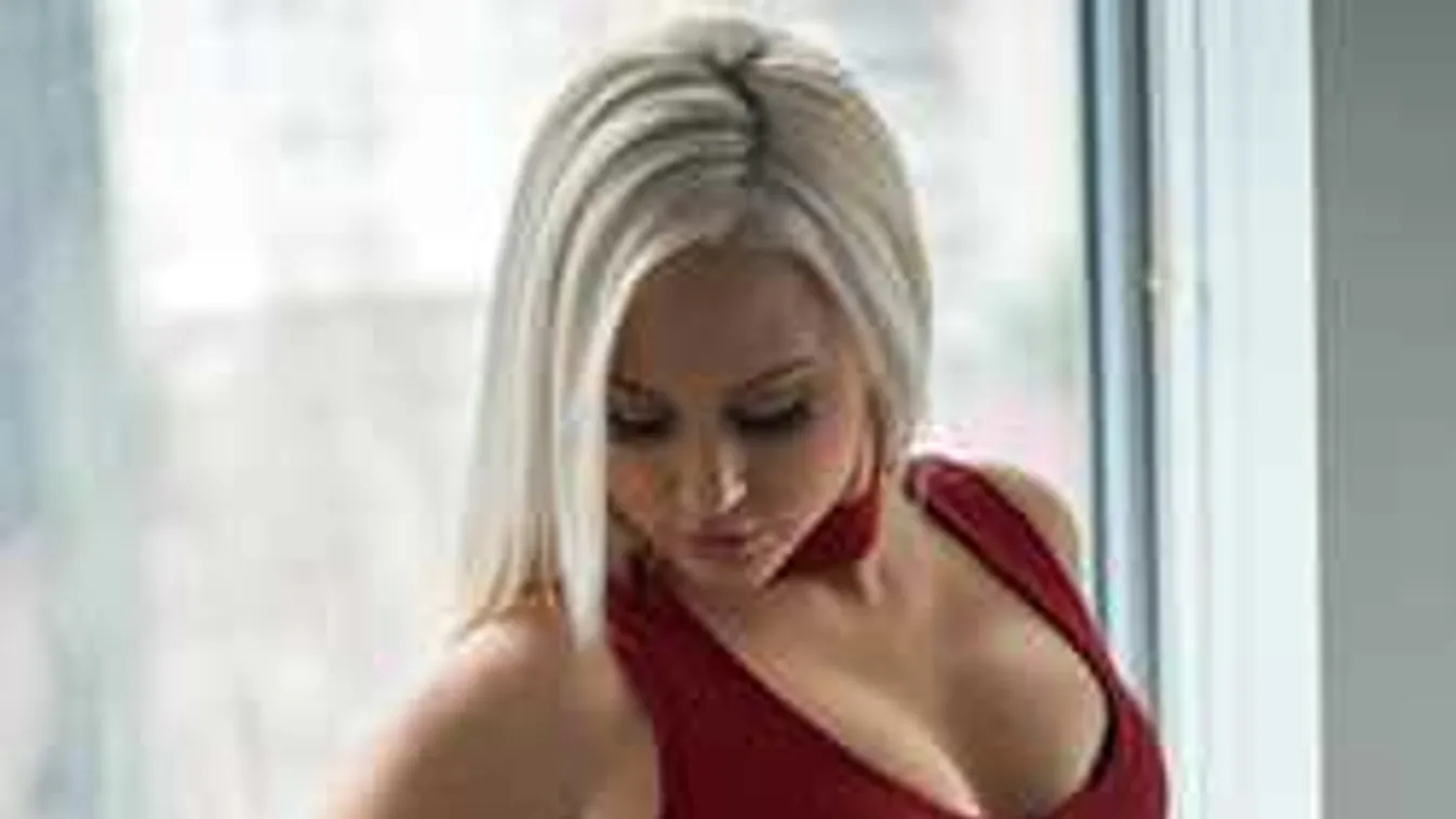 Izgató látvány, az ágyban incselkedik a meztelen szép­ség­ki­rálynő