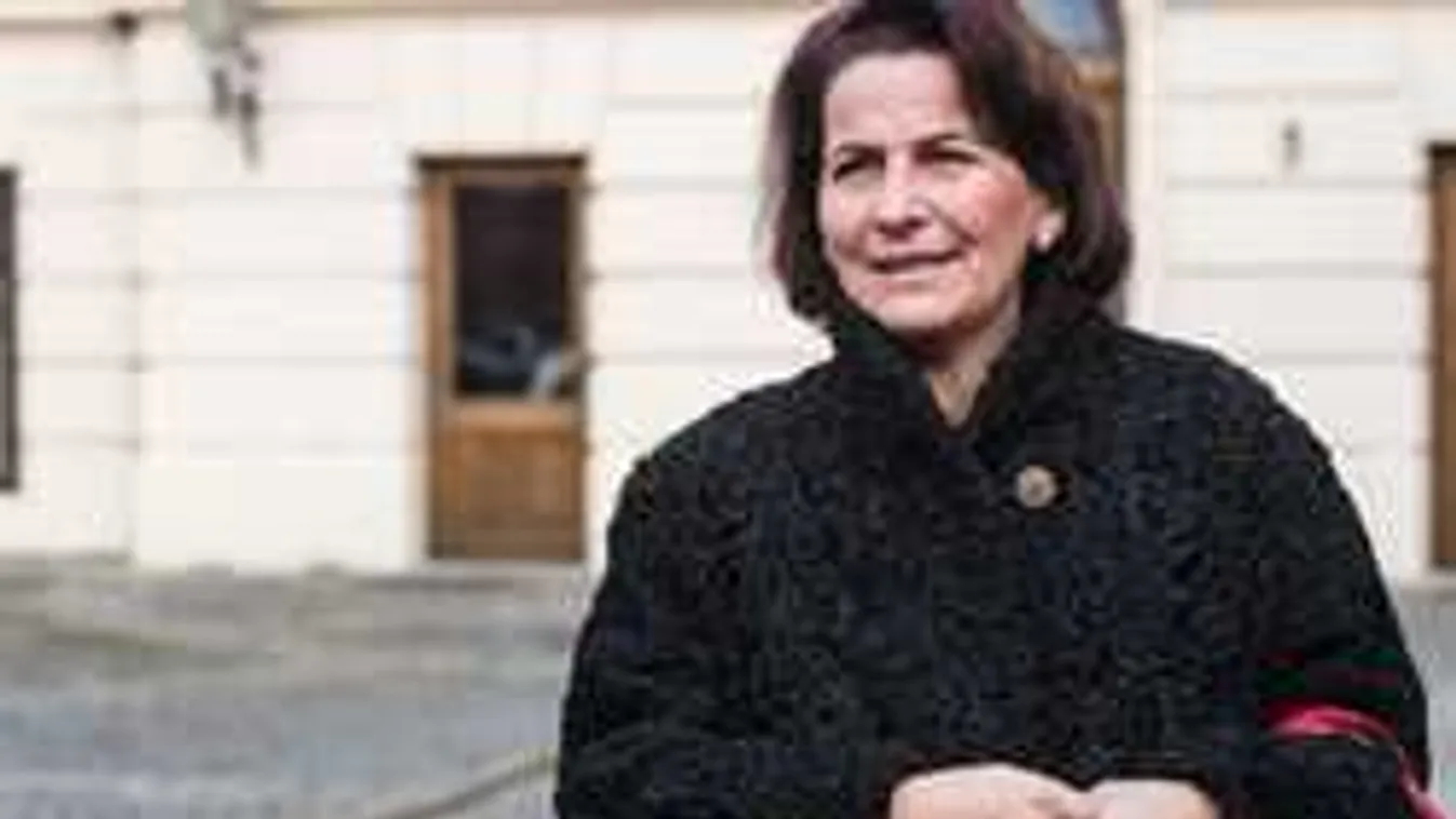 Méregdrága luxustáskát hord a jobbikos politikus