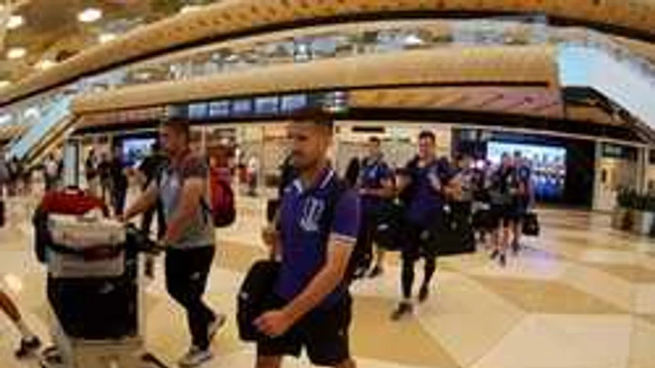 Furcsa dolog történt a magyar focicsapattal a reptéren