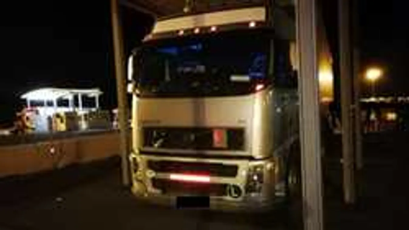 A sofőrt nem érdekelte, hogy lóg a rendőr a kamion elején + VIDEÓ