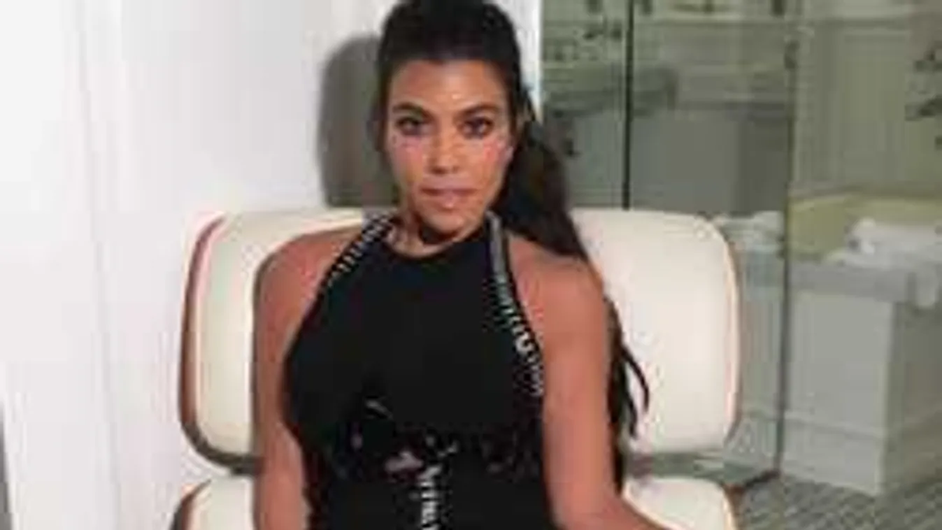 Megmutatta bombapopsiját a sztáranyuka, de nagy baj történt ezután