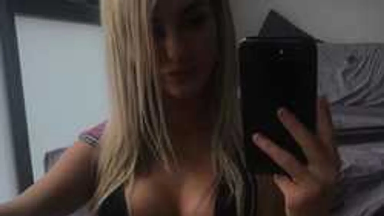 Ledobta bugyiját, meztelenül fekszik a homokban a nagymellű dokinő