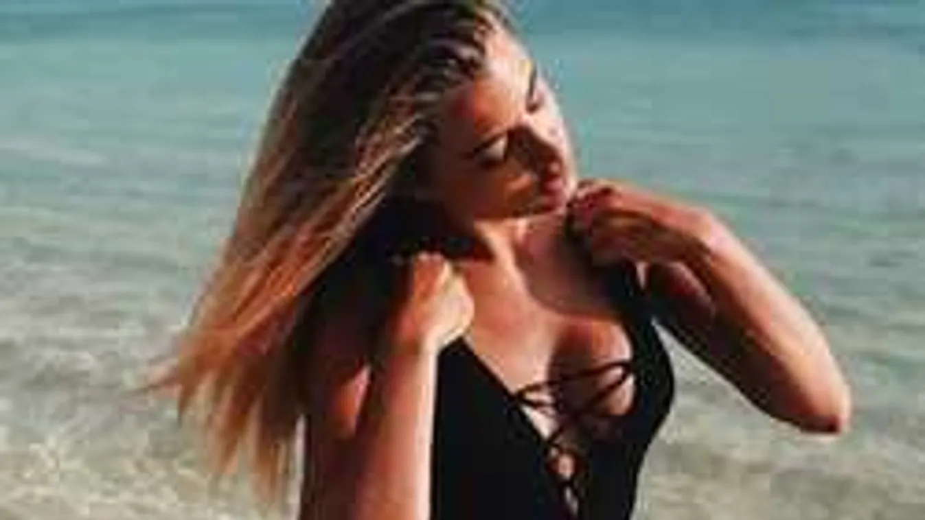 Felrobbant az internet a fiatal lány pucér szelfijétől!