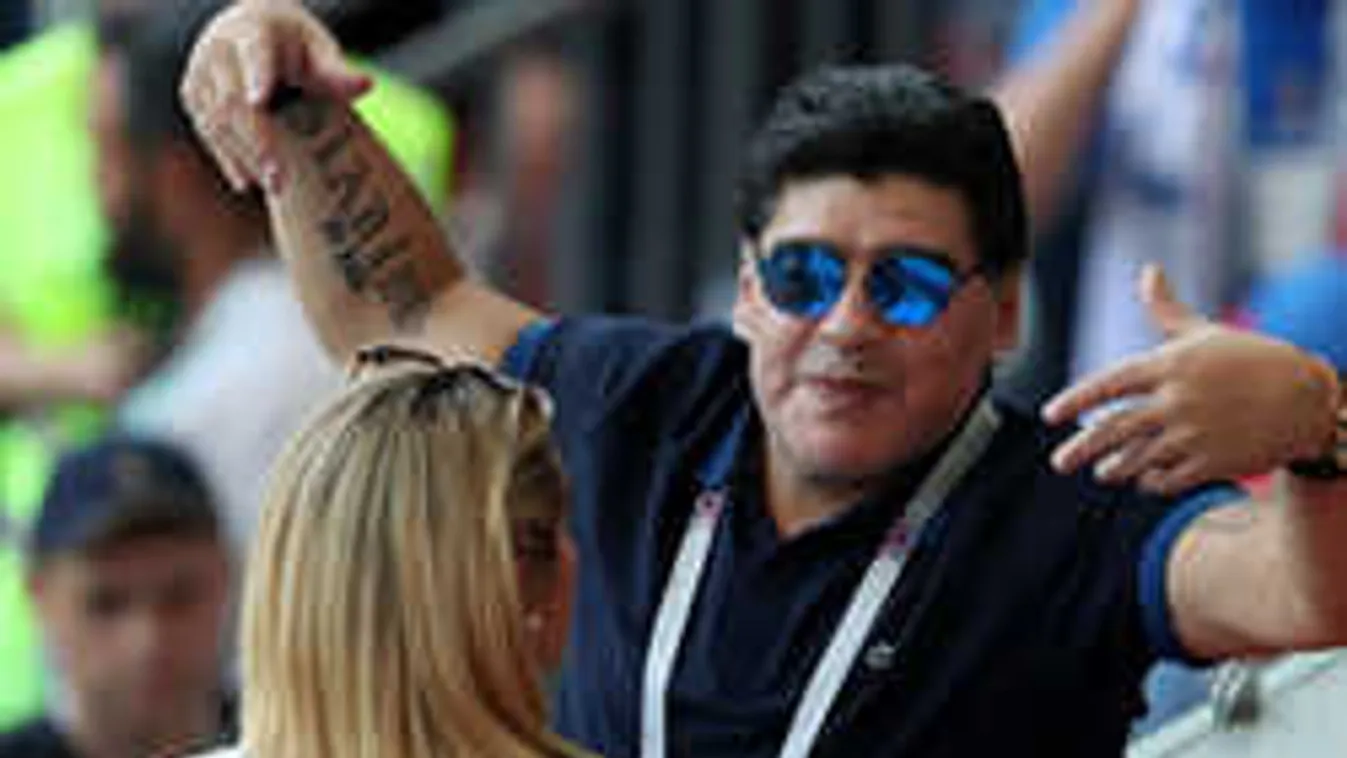 Maradona megint alakított, a barátnőjével nyalakodott