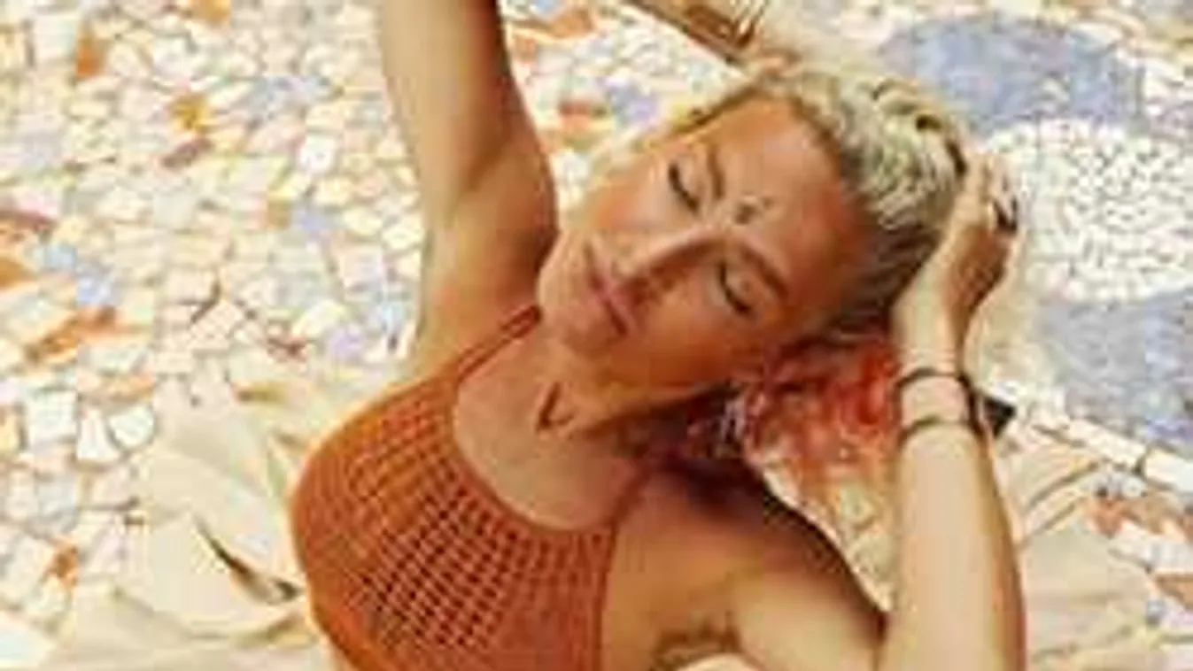 A napfelkeltében fotózták le a mezőn pucérkodó modelleket!