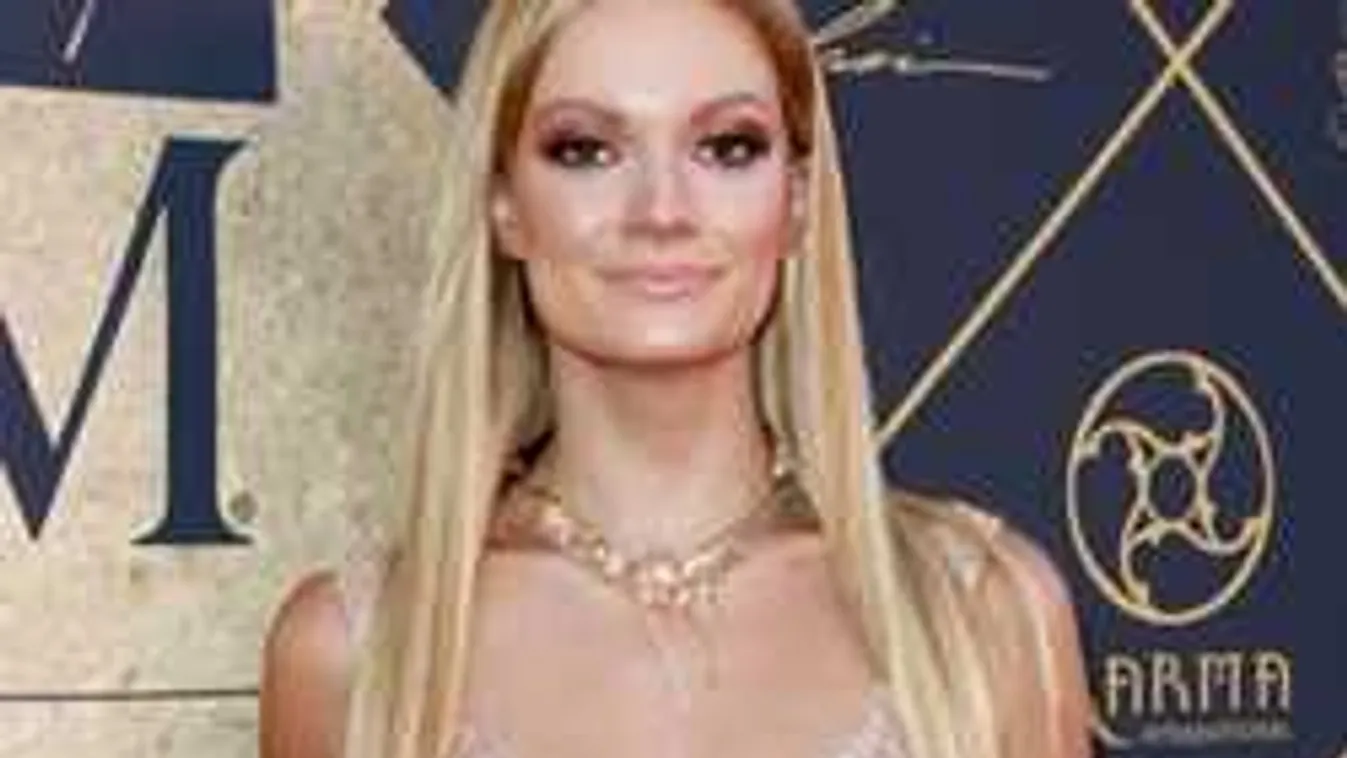 Vetkőzés, barátnőivel meztelenkedett a nagy mellű színésznő