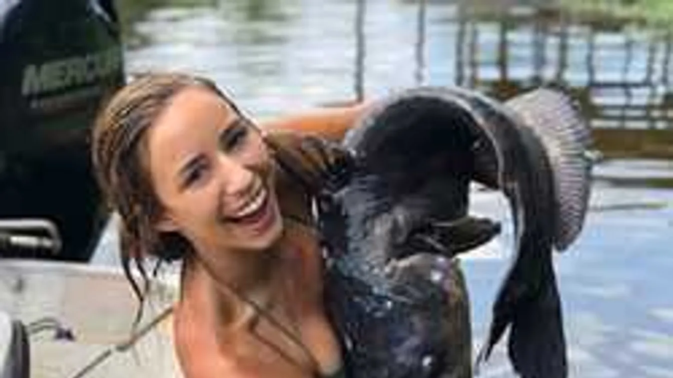 Az egész kezét bekapta az óriási hal a bikinis bombázónak! - videó