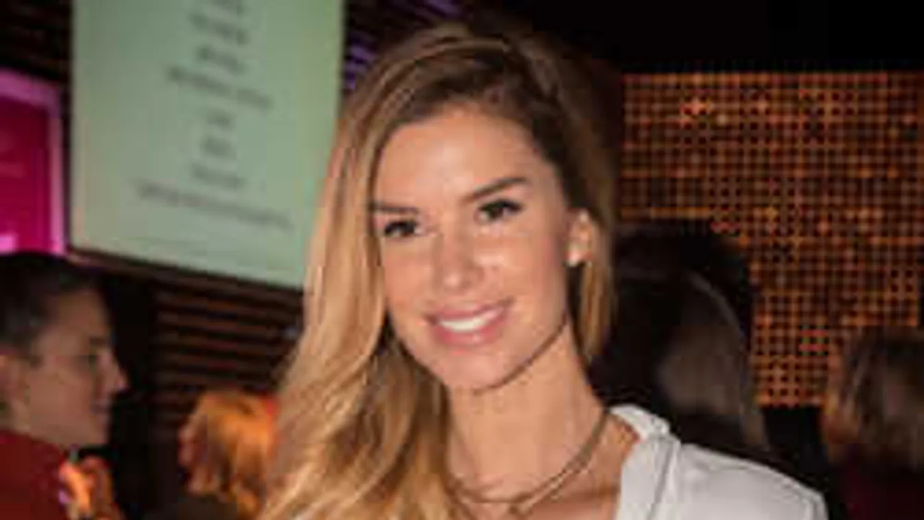 Hoppá, szétnyílt Dukai Regina blúza, nagyot villantott