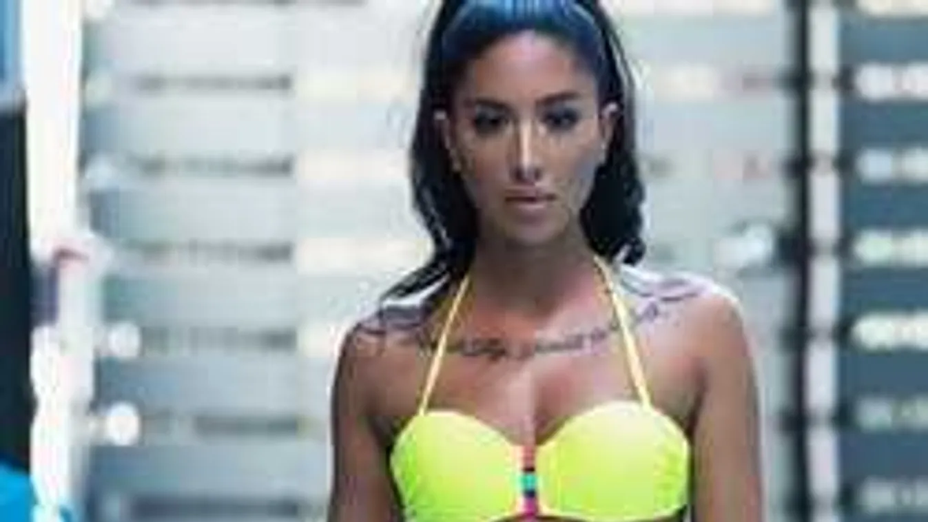 Meztelenül, kertészkedés közben fotózták le a modellt a nagy melegben!