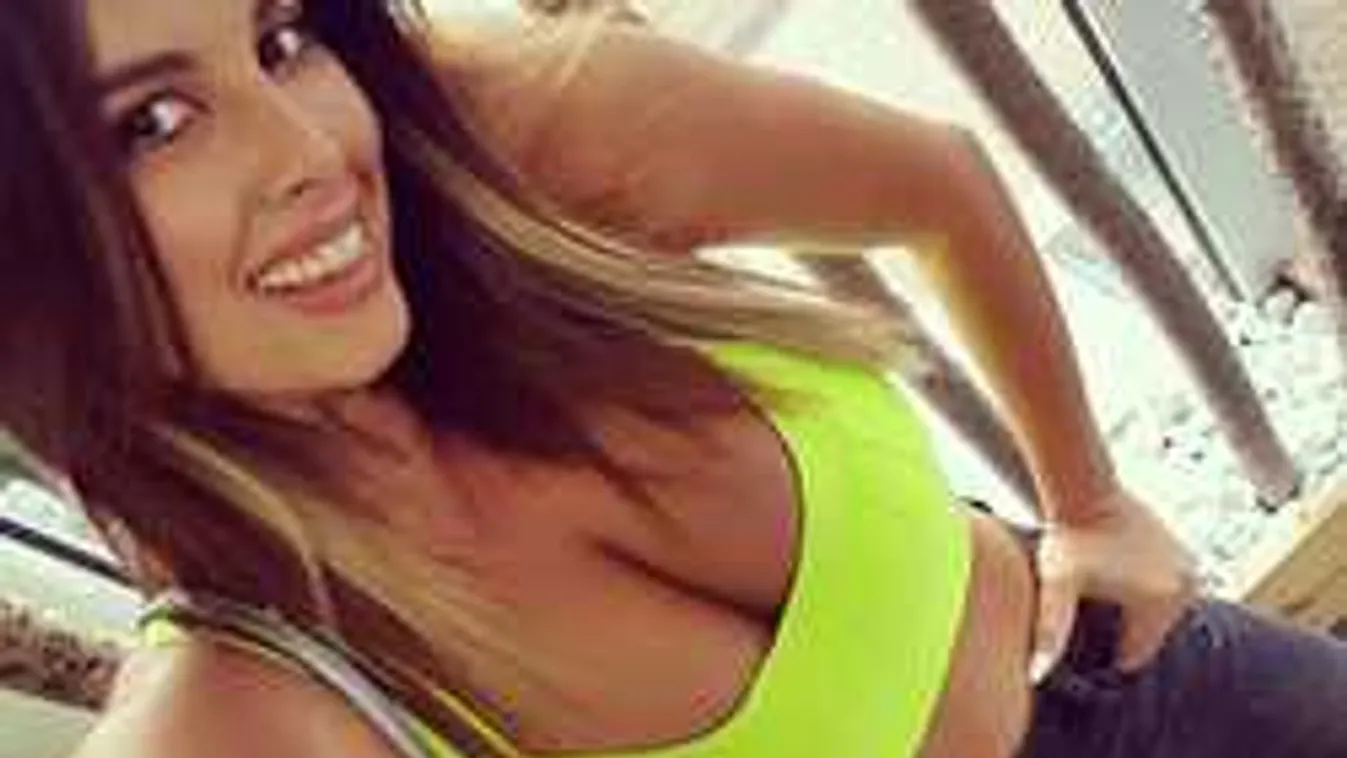 Vadító pózban, félmeztelenül napozik a dögös énekesnő