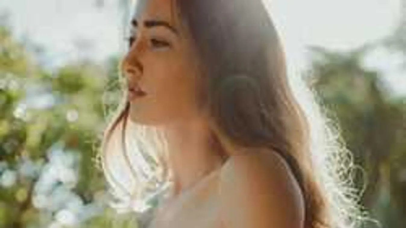 Nudizáson kapták a fiatal lányt, rengetegen osztották meg a képet!