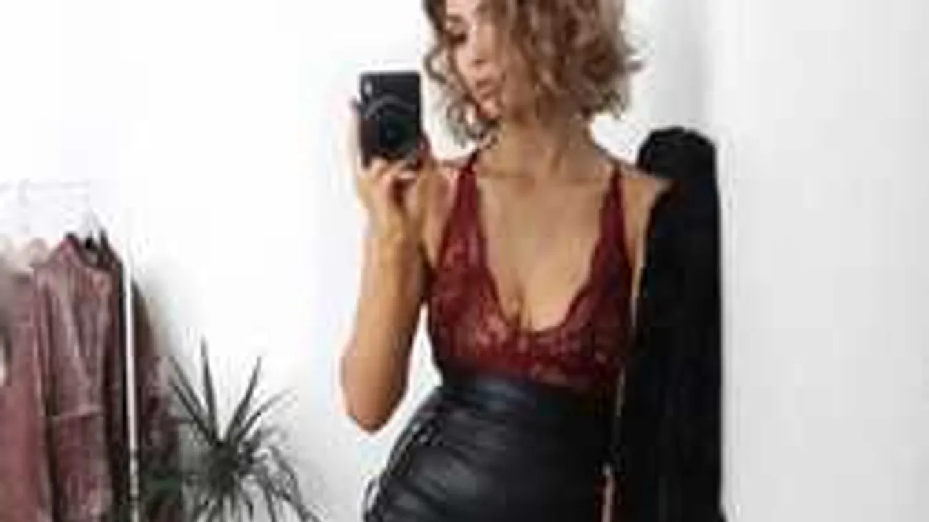 Kurta szoknyája hozta kínos helyzetbe a csinos nőt, de nem a hossz volt a baj