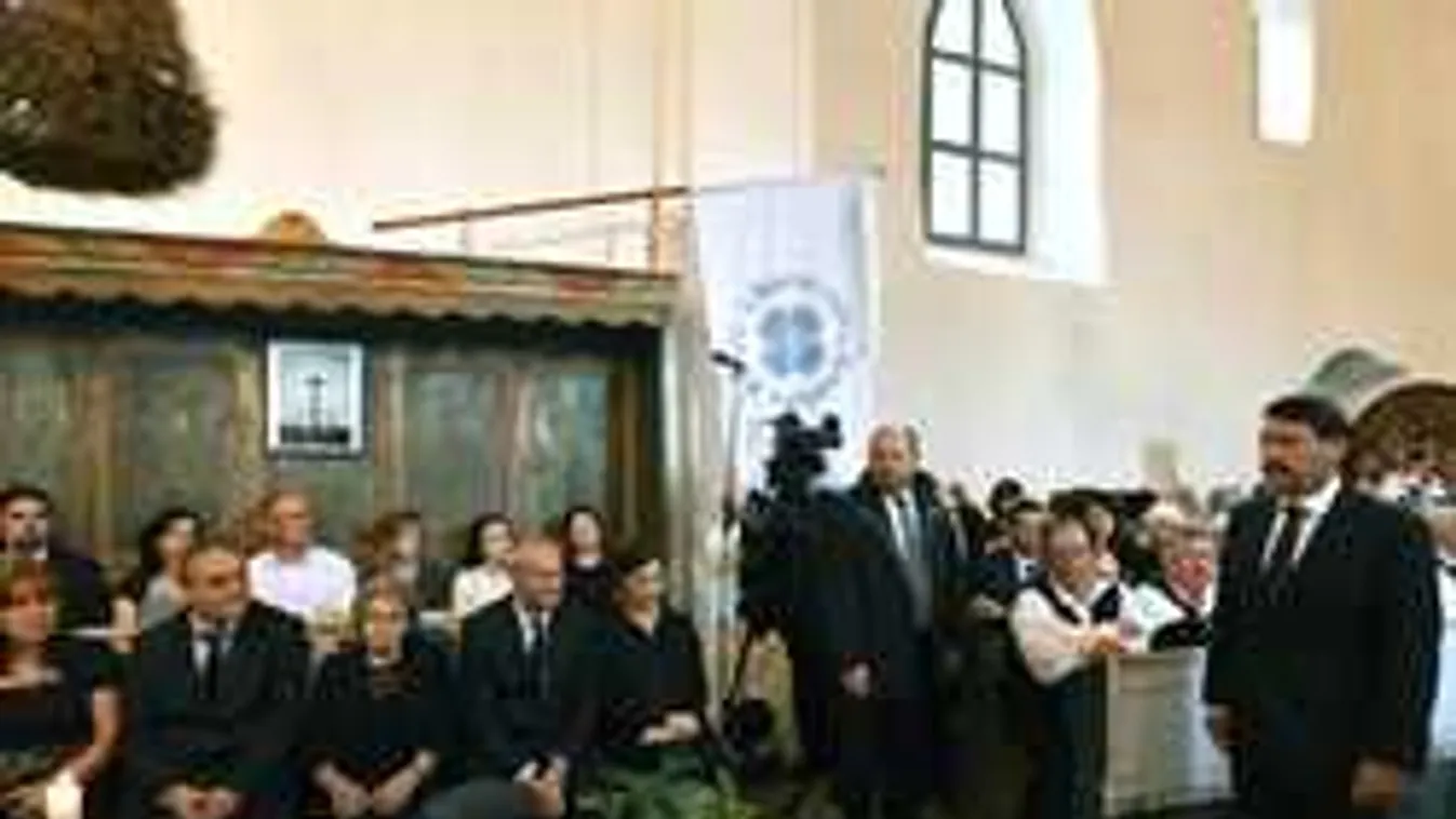 Végső nyugalomra helyezték a Nemzet Művészét, Áder János is jelen volt