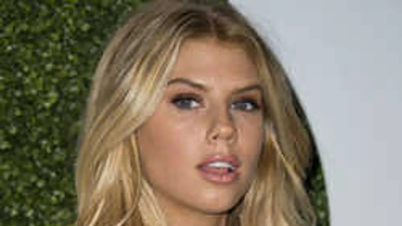 Atyaég, meztelenre vetkőzött a Baywatch kebelcsodája