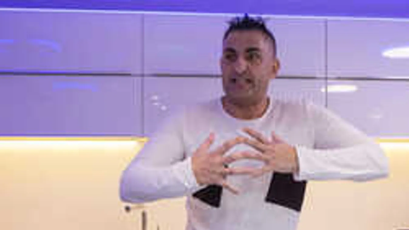 Sírva nevetős, Kasszás Erzsi Győzikéből csinált viccet