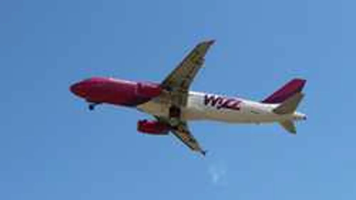 Sokkoló videó, mások előtt tett tiltott dolgot a Wizz Air fiatal utasa