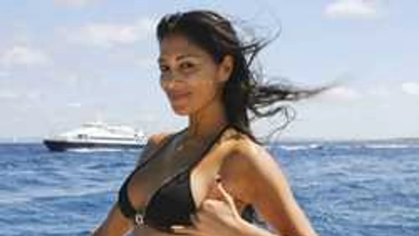 Intim lesifotó, ezt spriccelte bugyijába a dögös énekesnő