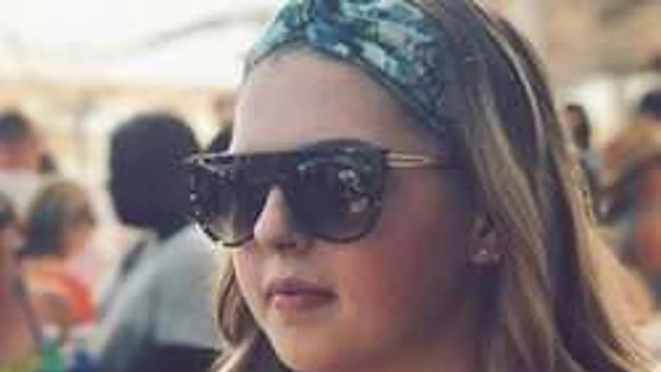 Vadító fotó: egy szál bikinire vetkőzött az F1-es sztár dögös tesója