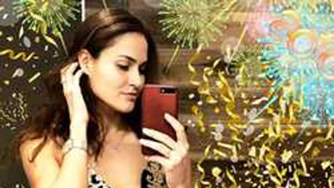 Elolvad a monitorod, Jakabos Zsút ennyire dögös pózban még nem láttad