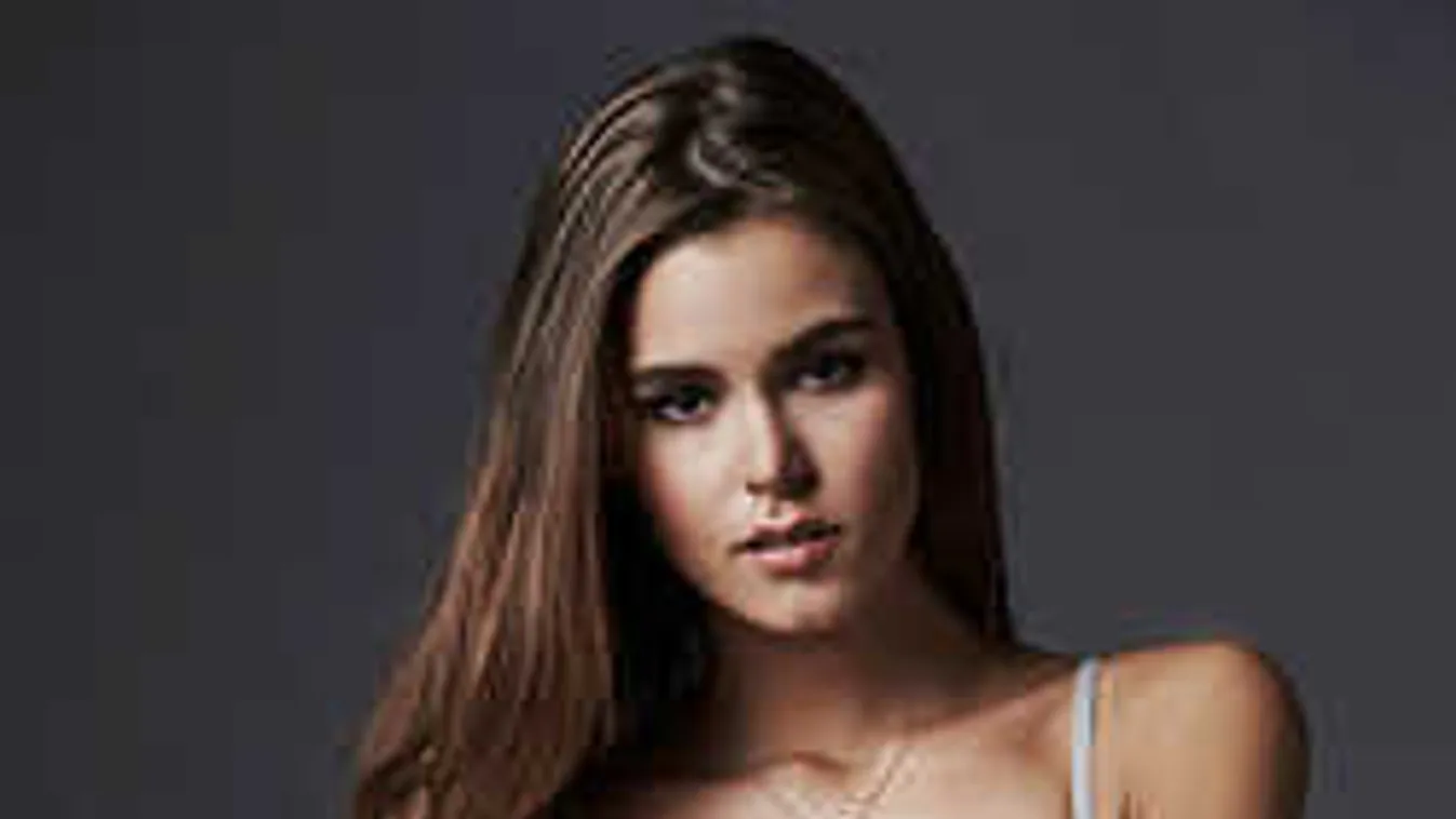 A népszerű kirándulóhelyen mutogatta a cicijét a fiatal lány!