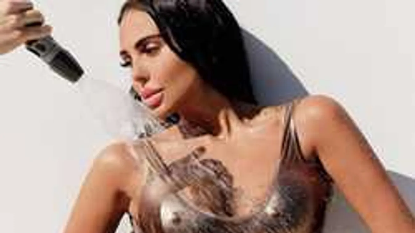 Meztelenül hentergett a parton, lefotózták a tökéletes mellű álomnőt