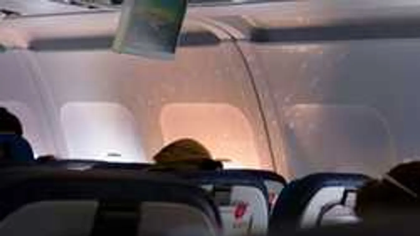 Meghökkentő baleset történt egy repülőgépen, megsérült egy utas - Videó