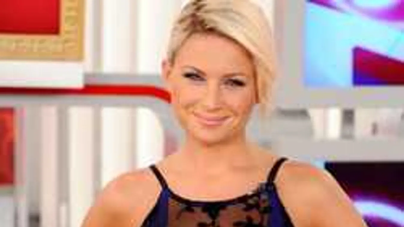 Hoppá, anyaszült meztelenül csobbant a dögös magyar műsorvezető - fotó