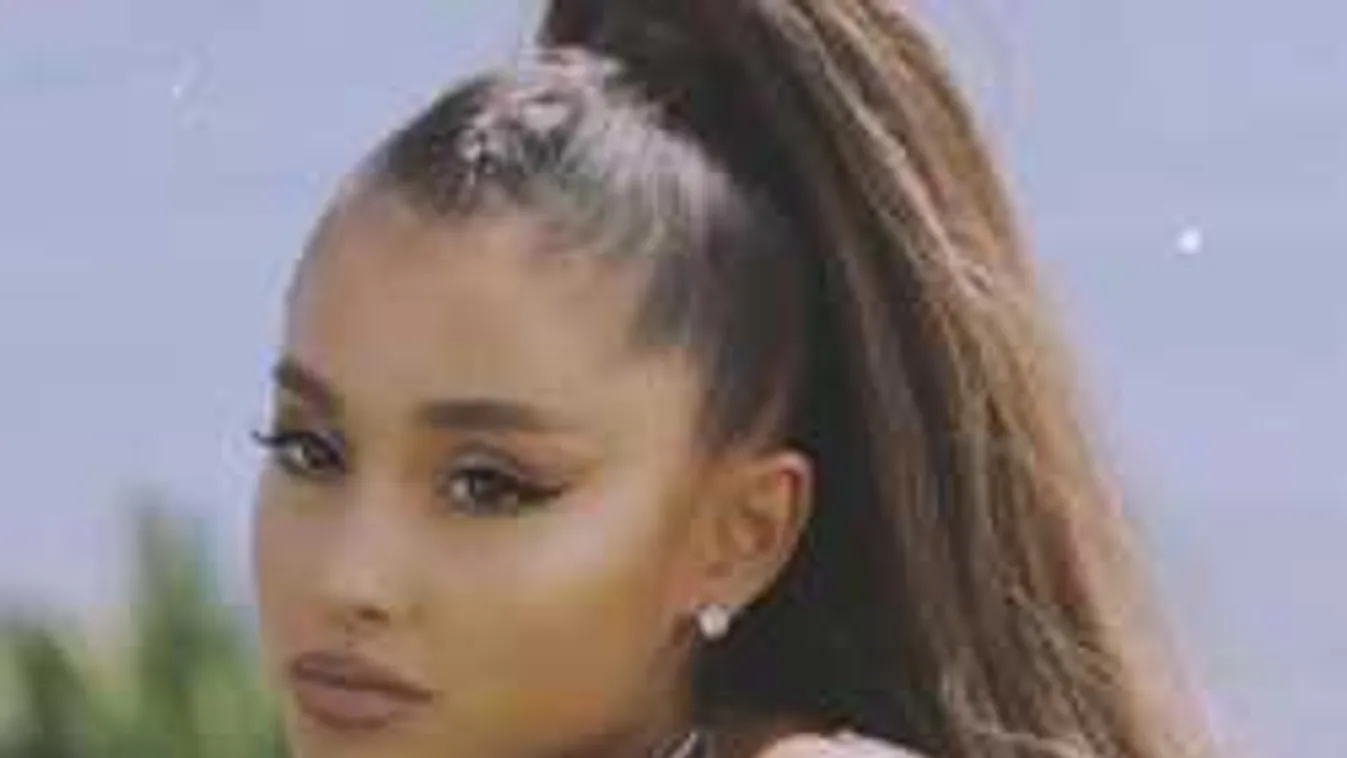 Zavarba ejtő fotó: anyaszült meztelenül ünnepel a legszexibb énekesnő