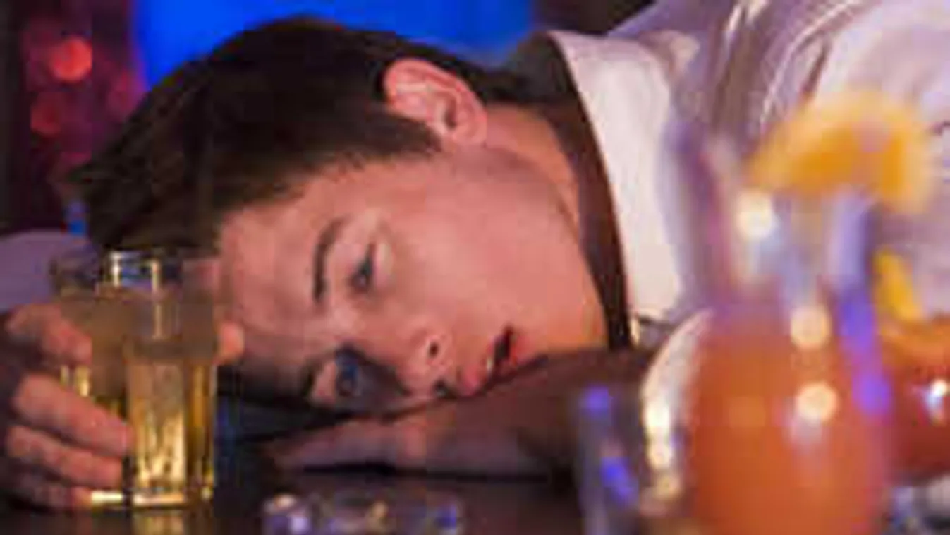 Annyira berúgott ez a férfi, hogy majdnem összeverte a saját tükörképét