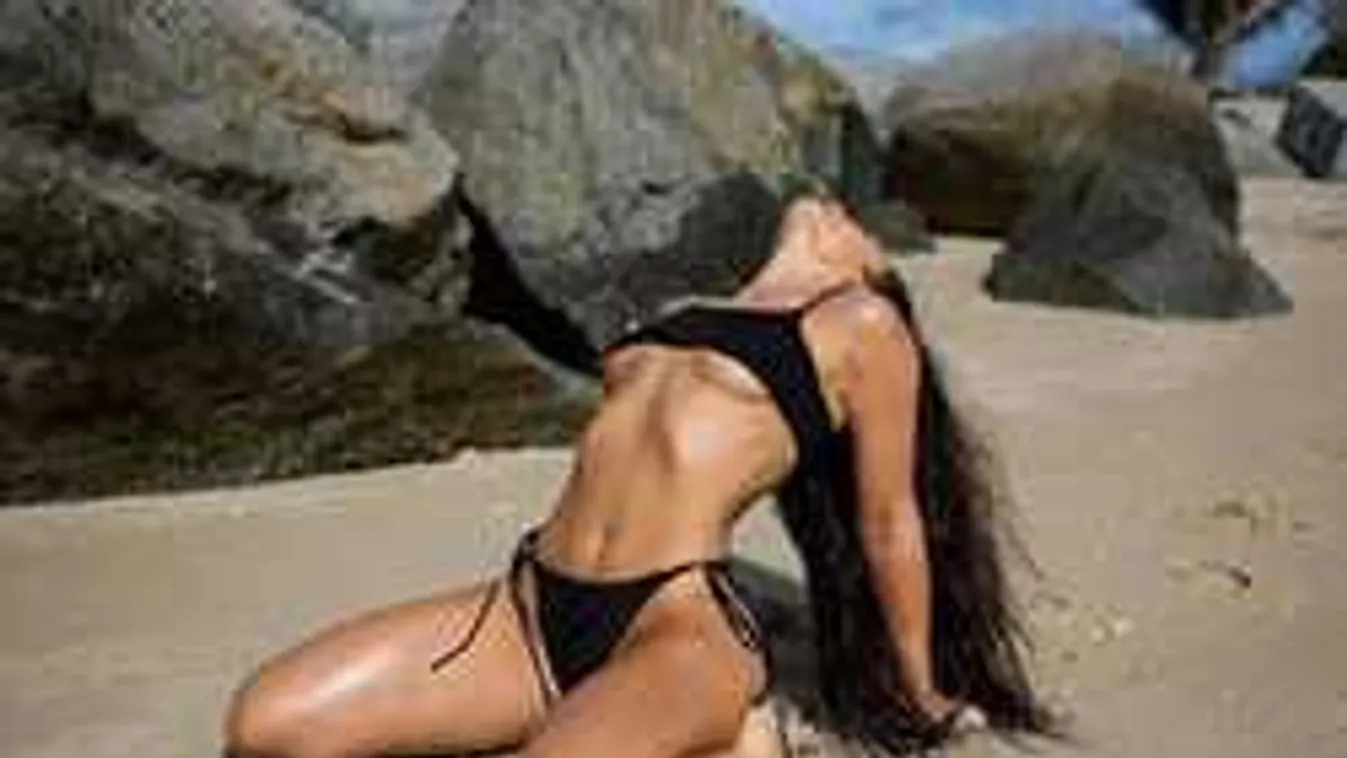 Fura pózban, meztelenül fotózták le a fiatal lányt a strandon!