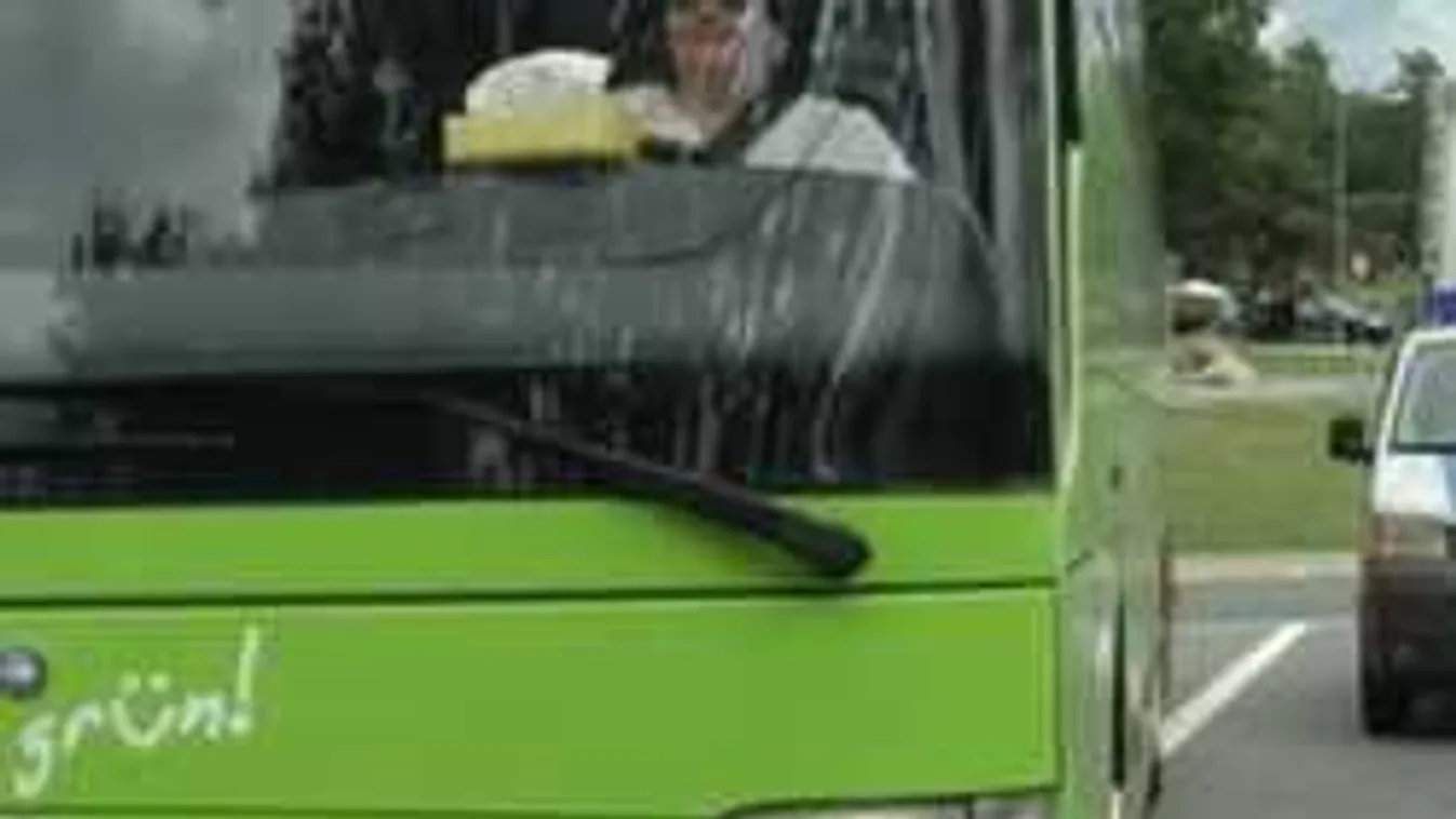 Mozgó buszt fosztottak ki fiatal migránsok Franciaországban -  Videó