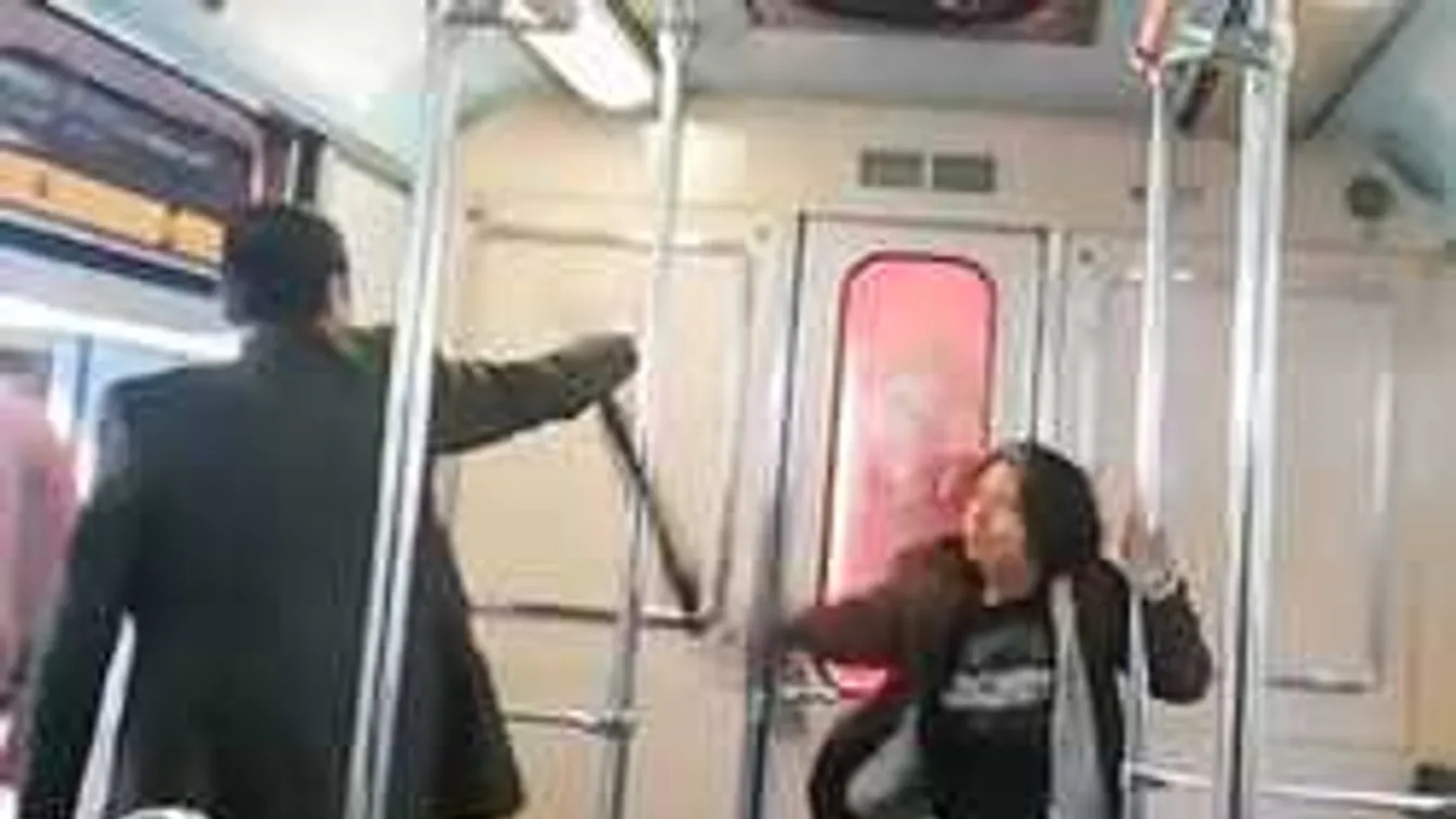 Szörnyű dolgot művelt a fickó egy nővel a metrón, a kezét nézd